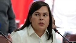 Wakil Presiden Filipina Sara Duterte saat menghadiri rapat dengar pendapat di Dewan Perwakilan Rakyat di Quezon City, Filipina, 25 November 2024. (Foto: Aaron Favila/AP Photo)