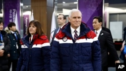 Wapres AS Mike Pence (kanan) bersama istrinya, Karen Pence setibanya di lokasi upacara pembukaan olimpiade musim dingin 2018 di Pyeongchang, Korea Selatan, 9 Februari 2018.