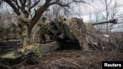 Các quân nhân Ukraine chuẩn bị bắn lựu pháo ở tiền tuyến, gần thành phố Bakhmut, vùng Donetsk, Ukraine, ngày 2 tháng 3 năm 2023. 