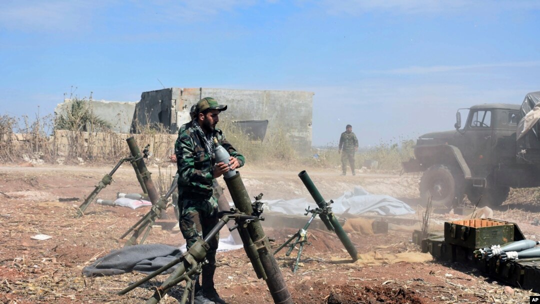 Tentara Suriah bersiap meluncurkan mortar ke arah para pemberontak di desa Kfar Nabuda, provinsi Hama, 11 Mei 2019. (Foto: dok).