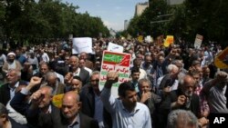 ایران سره د معاهدې ماتولو خلاف په ایران کې په زرگونو خلکو احتجاجونه وکړل