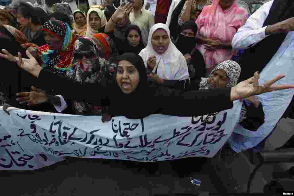 کراچی میں انسداد پولیو کی کارکنان سراپا احتجاج ہیں