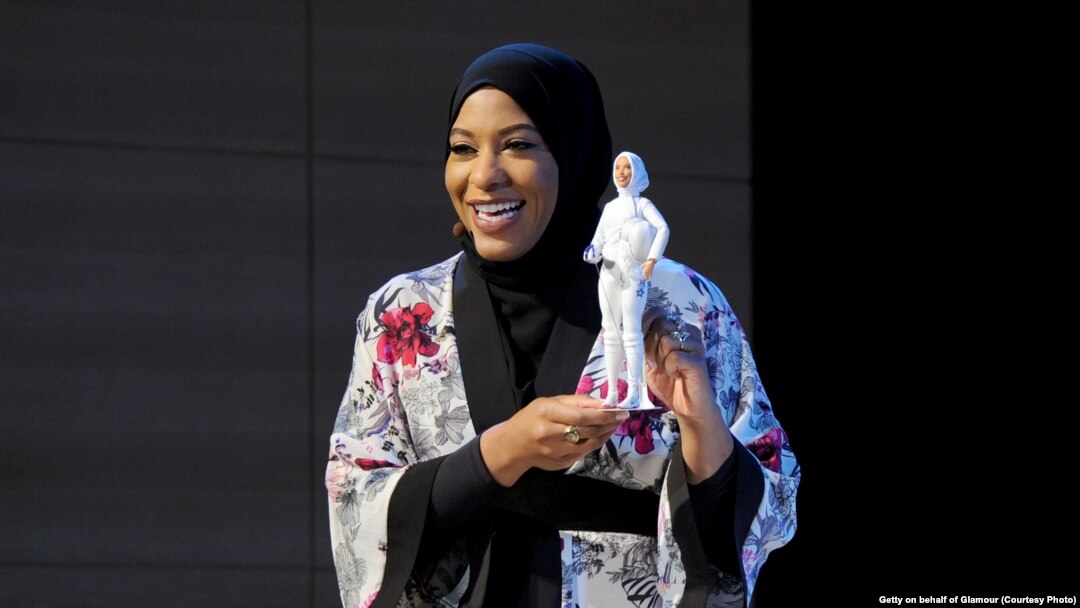 Ibtihaj Muhammad penerima medali Olimpiade bersama boneka Barbie yang terinspirasi olehnya di acara Glamour Women of the Year LIVE Summit, di Brooklyn, New York, Senin (13/11).