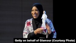 Ibtihaj Muhammad penerima medali Olimpiade bersama boneka Barbie yang terinspirasi olehnya di acara Glamour Women of the Year LIVE Summit, di Brooklyn, New York, Senin (13/11).