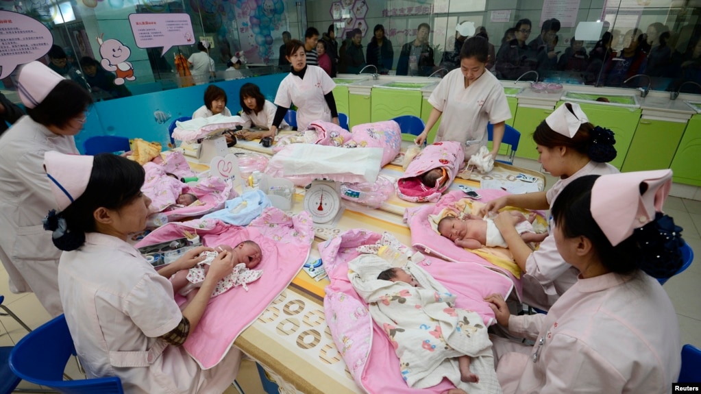 资料照片：中国山西太原一家妇产医院正在对新生儿进行体检。(2012年12月3日）(photo:VOA)