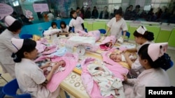တအိမ်ထောင် ကလေး ၂ ဦးယူခွင့်ပြုပေမယ့် မွေးဖွားနှုန်းကျဆင်းနေလို့ လုပ်အားစွမ်းအင်လျော့နည်းနေတဲ့ တရုတ်နိုင်ငံမှာ မွေးကင်းစကလေးတွေကို နေ့စဉ် ကျန်းမာရေး စစ်ဆေးပေးနေပုံ (၁၂-၀၃-၂၀၁၂)