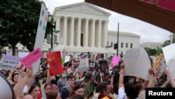 ARHIVA: Pristalice prava na abortus protestuju ispred Vrhovnog suda u Vašingtonu. 