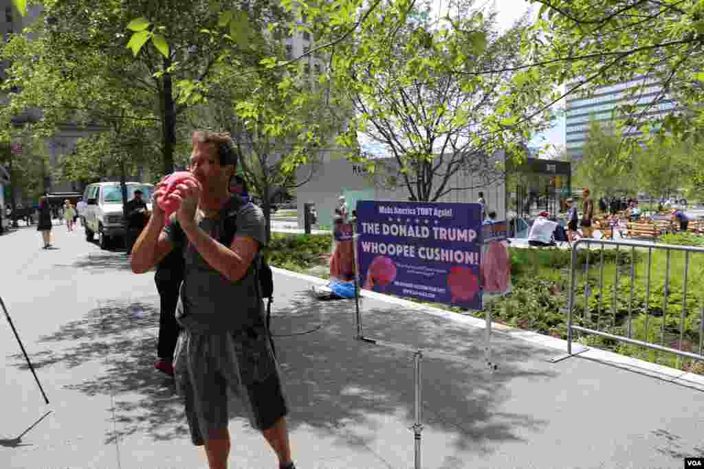 Seorang pria menjual bantal Donald Trump di pusat kota Cleveland, tempat Konvensi Nasional Partai Republik berlangsung (18/7).