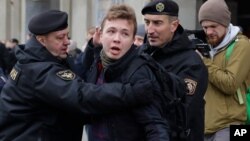 Booliska Belarus oo xiraya wariye Raman Pratasevich, 