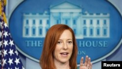 La portavoz de la Casa Blanca, Jen Psaki, conversa con los periodistas durante una rueda de prensa el 25 de enero de 2021.