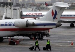 Pesawat American Airlines diparkir di gerbang Bandara LaGuardia di New York, Selasa, 29 November 2011.