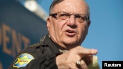 Joe Arpaio, de 84 años, podría afrontar seis meses de prisión si es declarado culpable pero no impediría que continúe como jefe policial.