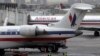 Los aviones de American Airlines están estacionados en una puerta en el Aeropuerto LaGuardia en Nueva York, el martes 29 de noviembre de 2011