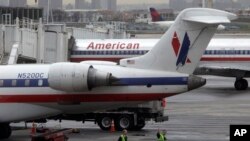 Los aviones de American Airlines están estacionados en una puerta en el Aeropuerto LaGuardia en Nueva York, el martes 29 de noviembre de 2011