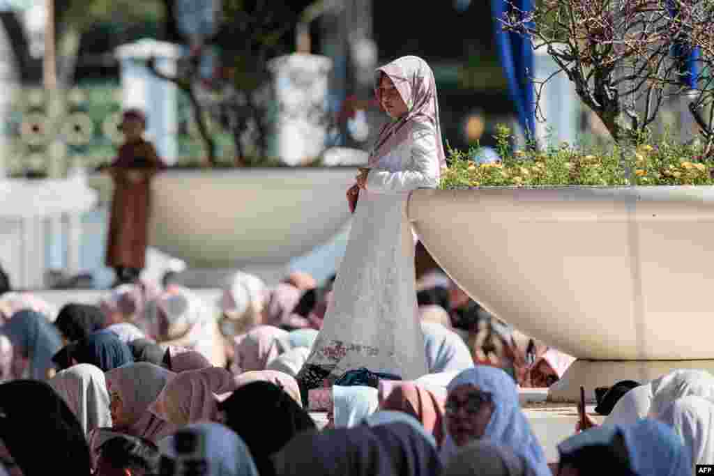 Warga menghadiri salat di Masjid Raya Baiturrahman untuk berdoa bagi mereka yang kehilangan nyawa dalam tsunami Samudra Hindia 2004 di Banda Aceh 26 Desember 2024, pada peringatan 20 tahun bencana tsunami. (AFP)&nbsp;