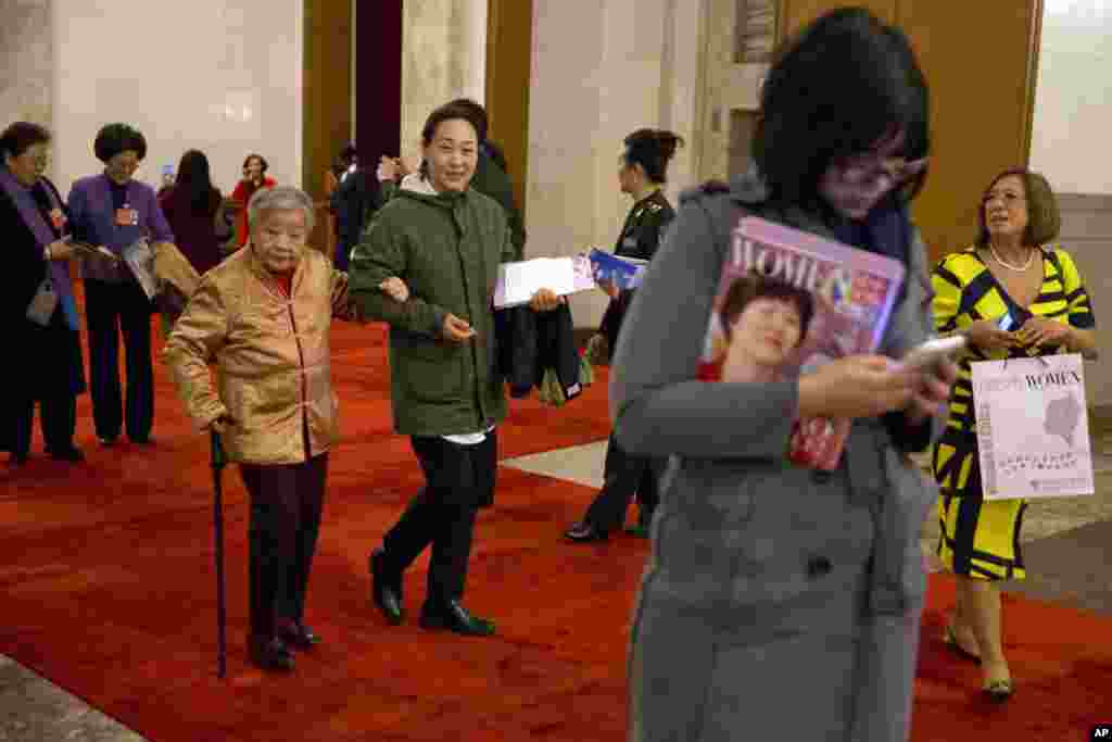 Para hadirin meninggalkan Great Hall of the People di Beijing, tempat berlangsungnya peringatan Hari Perempuan Internasional di sela-sela Kongres Rakyat Nasional (7/3). (AP/Ng Han Guan)