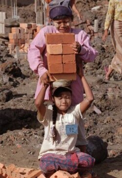 မြန်မာပြည်တွင်းက ကလေးအလုပ်သမား မိန်းကလေး။