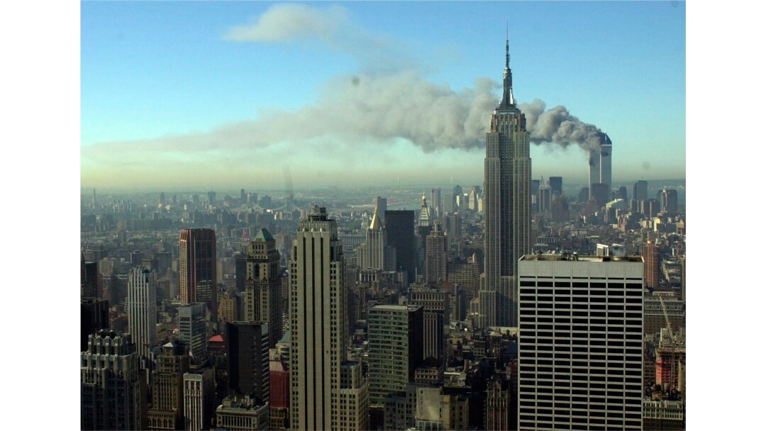 Asap mengepul di cakrawala Kota New York setelah dua pesawat yang dibajak menabrak menara kembar pada 11 September 2001. (AP)