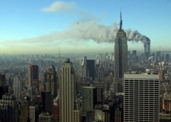 Asap mengepul di cakrawala Kota New York setelah dua pesawat yang dibajak menabrak menara kembar pada 11 September 2001. (AP)