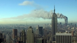 Dim se širi New Yorkom nakon što su se dva oteta aviona srušila u tornjeve blizance 11. septembra 2001.