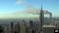 Dim se širi New Yorkom nakon što su se dva oteta aviona srušila u tornjeve blizance 11. septembra 2001.