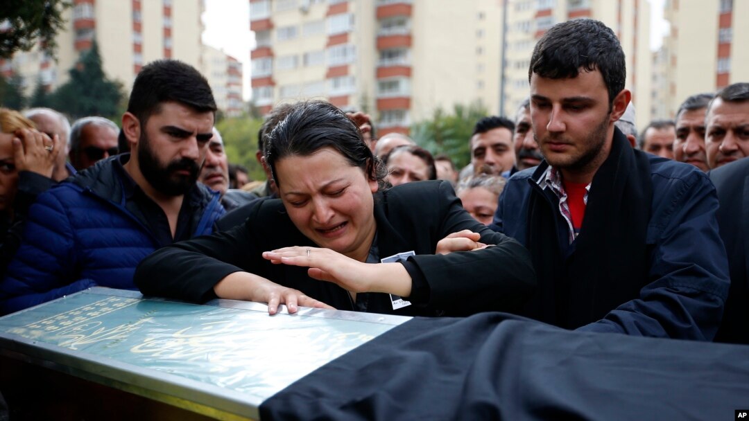 Thân nhân khóc trong đám tang của Uygar Coşkun, 32 tuổi, thiệt mạng trong vụ đánh bom hôm thứ bảy tại Ankara, Thổ Nhĩ Kỳ.