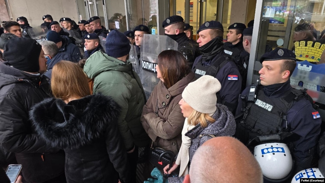 Obezbeđenje i policija sprečili su danas aktiviste Inicijative "Most ostaje" da uđu u SKupštinu Beograda