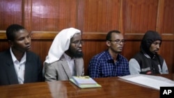 Para terdakwa dari kiri ke kanan: Rashid Charles Mberesero, Sahal Diriye Hussein, Hassan Aden Hassan dan Mohammed Abdi Abikar, mendengarkan putusan di pengadilan di Nairobi, Kenya, 19 Juni 2019.
