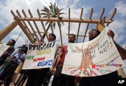 Simpatizantes de la Ley de Acción Diferida para los Llegados en la Infancia (DACA) y otros se manifestaron fuera de la Corte de Distrito del 9º Circuito, en Pasadena, California, el 15 de mayo de 2018.