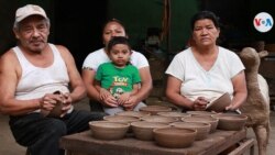 Otros residentes de Catarina tienen sus propios negocios de venta de artesanías creadas por ellos mismos. Foto Houston Castillo, VOA.