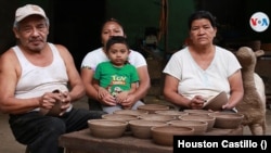 Otros residentes de Catarina tienen sus propios negocios de venta de artesanías creadas por ellos mismos. Foto Houston Castillo, VOA.