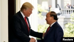 Tổng thống Hoa Kỳ Donald Trump đón Thủ tướng Việt Nam Nguyễn Xuân Phúc tại Nhà Trắng, 31/5/2017. 