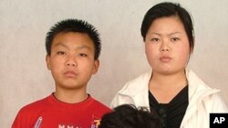 중국 베이징 주재 한국총영사관에서 생활해온 국군 포로 故 백종규 씨의 딸 영옥(중앙) 씨와 외손자, 외손녀. 지난 2009년 총영사관에 들어가기 전날 은신처에서 찍은 사진 (자료사진). 