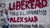 Un hombre pasa junto a un grafiti que dice "Libertad para el diplomático Alex Saab, secuestrado por el gobierno de Cabo Verde" en Caracas, el 23 de febrero de 2021