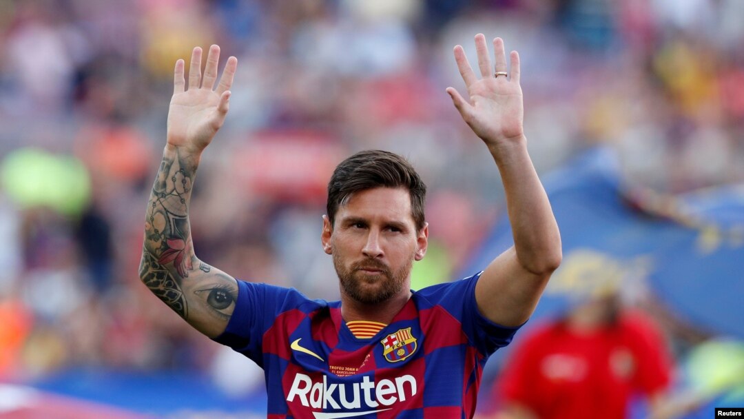 Leo Messi saluda a la afición culé durante un encuentro entre el FC Barcelona y el Arsenal durante el Trofeo Joan Gamper, el 4 de agosto de 2019.