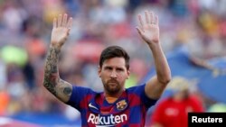 Leo Messi saluda a la afición culé durante un encuentro entre el FC Barcelona y el Arsenal durante el Trofeo Joan Gamper, el 4 de agosto de 2019.