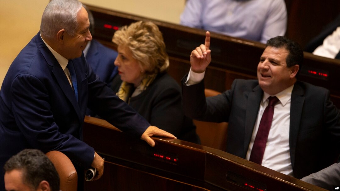 Perdana Menteri Israel Benjamin Netanyahu (kiri) berbicara dengan anggota Knesset Israel, Ayman Odeh, dalam sebuah sesi di Yerusalem, 26 Desember 2018.