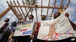 Defensores del DACA y otros seguidores protestan en las afueras de la Corte del Noveno Distrito de California, en Pasadena. 