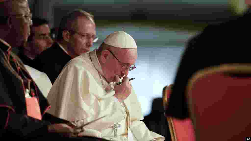 Le pape François prend des notes lors d&#39;une rencontre avec le clergé à l&#39;école ste Marie, à Nairobi, Kenya, 20 novembre 2015