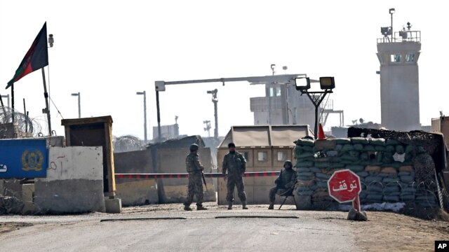 Seis soldados muertos y tres heridos es el resultado del ataque suicida en la base área Bagram, en Afganistán, el lunes, 21 de diciembre de 2015.