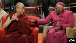 Dalai Lama (kiri) bersama Uskup Desmond Tutu dalam sebuah acara di Amerika (foto: dok). Tutu marah karena permohonan visa Dalai Lama ditolak pemerintah Afsel.