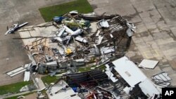 El hangar de un avión es destruido el jueves 27 de agosto de 2020, después de que el huracán Laura atravesó el área cerca de Lake Charles, Luisiana (AP Photo / David J. Phillip)