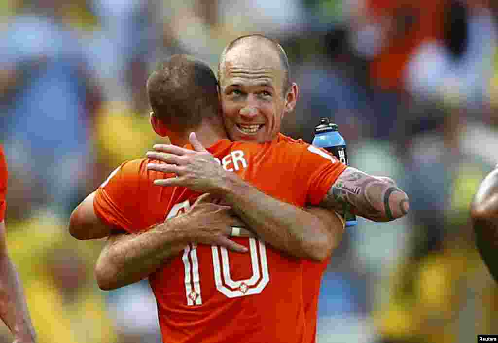 Wesley Sneijder of the Netherlands celebrates with his teammate Arjen Robben after scoring a goal against Mexico during their 2014 World Cup round of 16 game at the Castelao arena in Fortaleza, Brazil, June 29, 2014. 