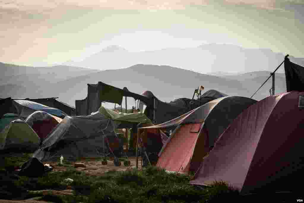 Tents at Idomeni camp. The greek government is trying to move the 50,000 refugees trapped in the country into official camps, April 22, 2016. (J. Owens/VOA)