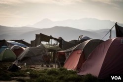 Tents at Idomeni camp. The Greek government is trying to move the 50,000 refugees trapped in the country into official camps, April 22, 2016. (J. Owens/VOA)