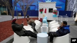 工人们在北京一家冰淇凌店外闲坐。（美联社2024年1月17日）