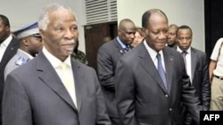 Cựu tổng thống Nam Phi Thabo Mbeki (trái) hội đàm cùng ông Alassane Ouattara (phải) tại Abidjan, 05/12/2010