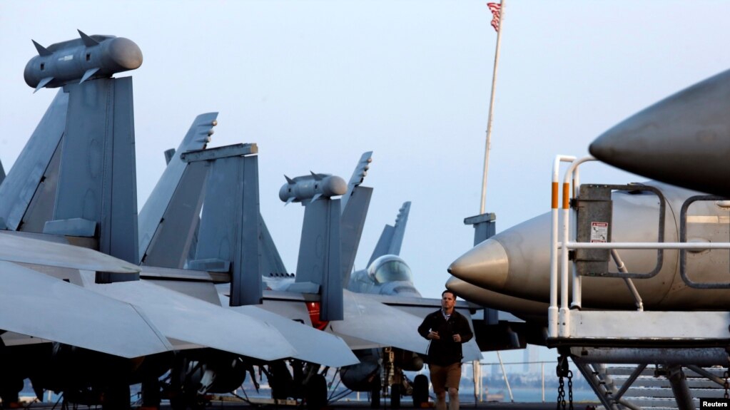 Một thuỷ thủ canh gác trên tàu sân bay USS Carl Vinson sau khi cập cảng Đà Nẵng ngày 5/3/2018. Đây là hàng không mẫu hạm đầu tiên của Mỹ cập cảng Việt Nam kể từ sau chiến tranh.