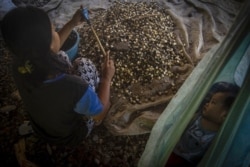 Seorang anak perempuan yang sedang menjaga anaknya. Laju perkawinan anak di Yogyakarta masih tinggi meski pemerintah telah menyusun sejumlah aturan untuk menekan angka tersebut..(Photo: AFP/Yusuf Wahil)