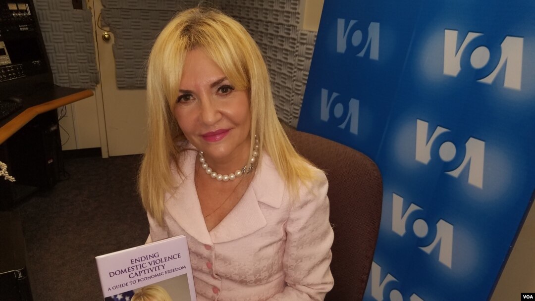 La doctora Ludy Green publicó un libro titulado " Ending Domestic Violence Captivity", que ofrece una guía para lograr la "libertad económica".
